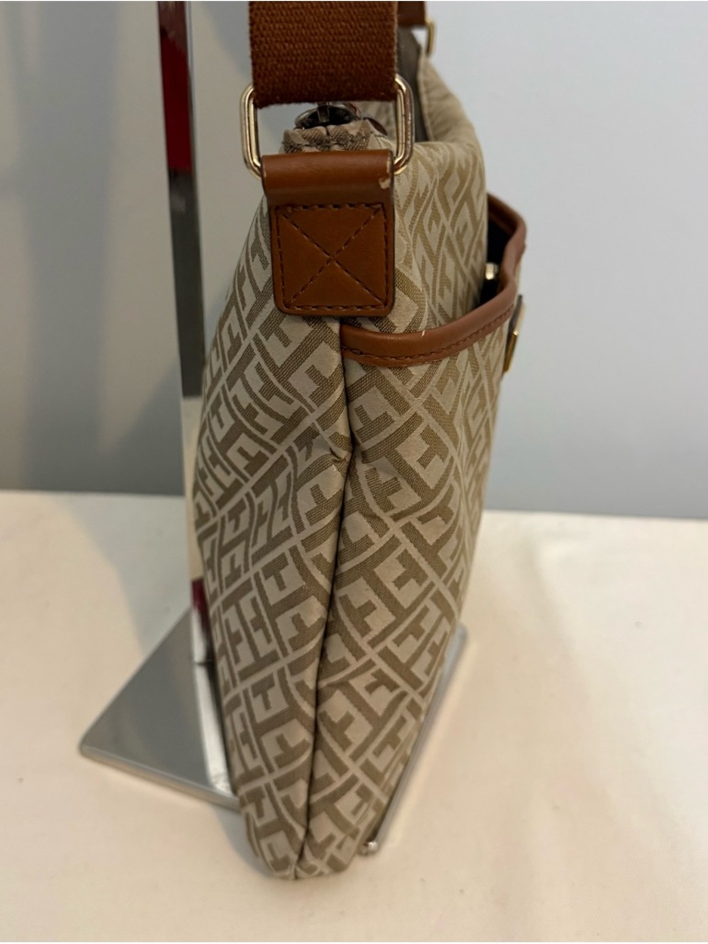 Tommy Hilfiger Crossbody Shoulder Bag Beige Tan Monogram Canvas Brown Strap Y2K - Picture 4 of 16